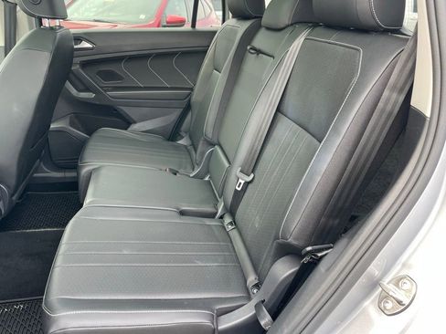 Used 2023 Volkswagen Tiguan SE w/ Panoramic Sunroof Package image 7