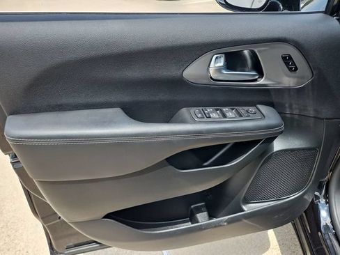 Used 2025 Chrysler Pacifica Select FWD image 20