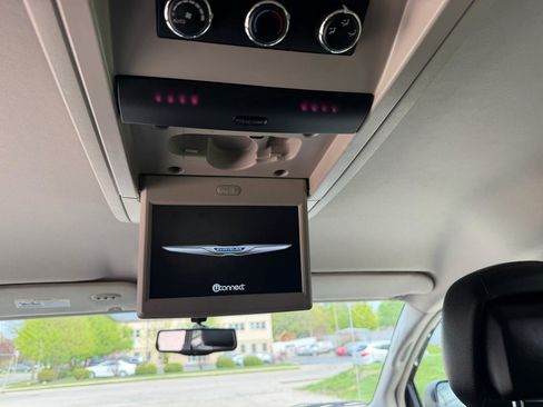 Used 2015 Chrysler Town & Country Touring-L w/ Driver Convenience Group FWD image 11