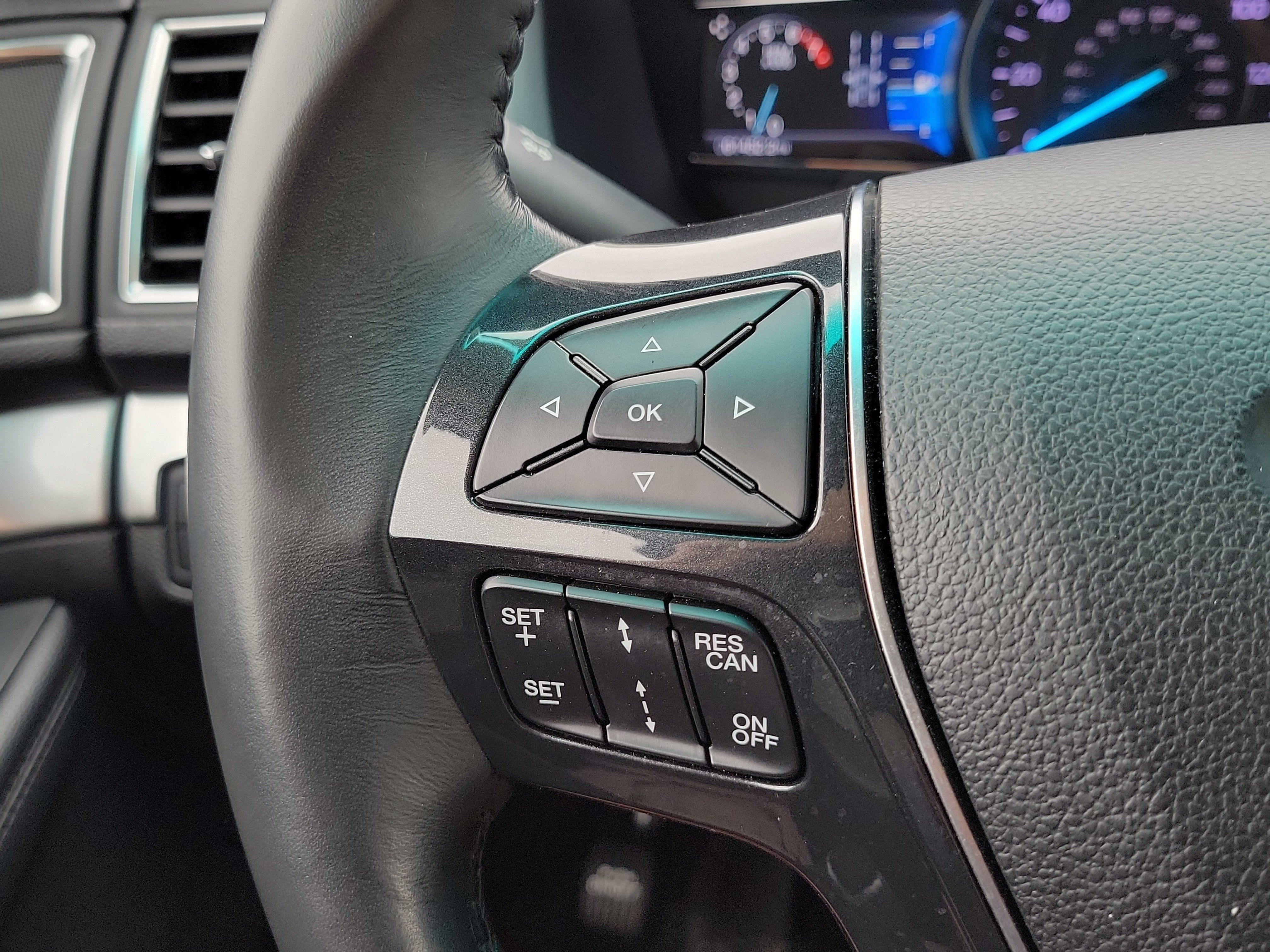 Used 2019 Ford Explorer Limited w/ Limited Luxury Package FWD image 26