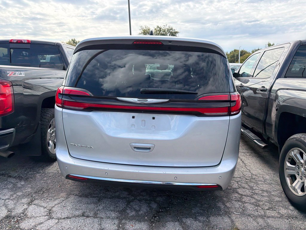 Used 2024 Chrysler Pacifica Touring-L FWD image 5