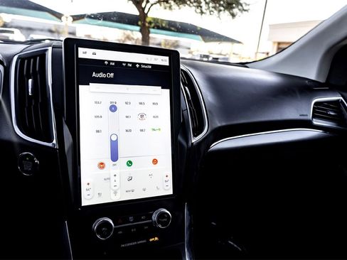 Used 2024 Ford Edge Titanium image 23