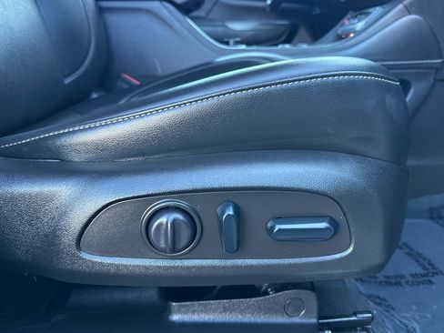 Used 2022 GMC Acadia SLT w/ Elevation Edition image 25