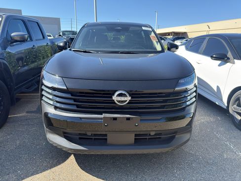 Used 2025 Nissan Kicks SV w/ Illumination Package FWD image 2