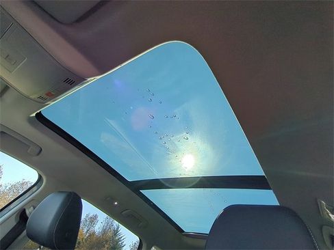 Used 2025 Volkswagen Taos SEL image 10