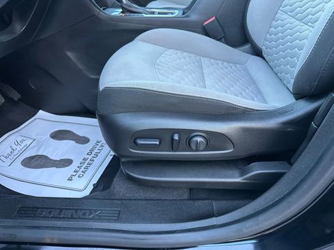 Used 2021 Chevrolet Equinox LT w/ Driver Convenience Package image 18