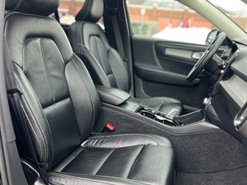 Used 2023 Volvo XC40 B5 Plus image 25