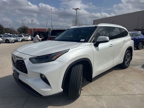 Used 2022 Toyota Highlander XLE image 6