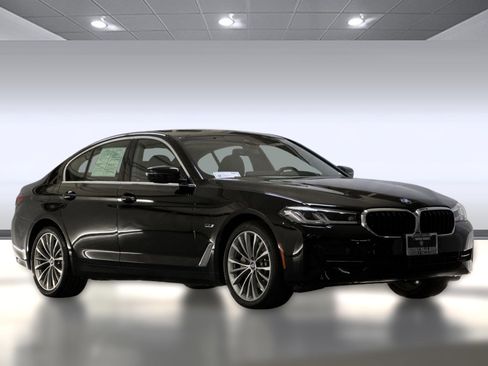 Used 2023 BMW 530e w/ Convenience Package image 6