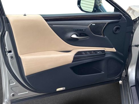 Used 2021 Lexus ES 300h Ultra Luxury w/ Accessory Package 2 FWD image 17