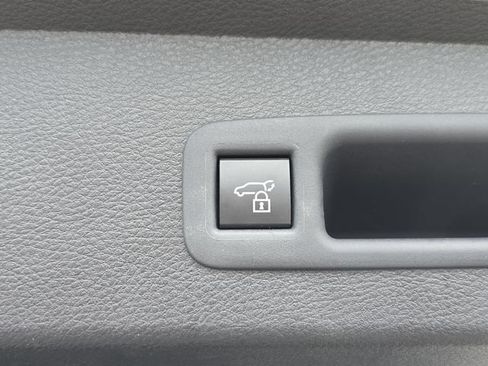 Used 2025 Toyota Sienna Limited FWD image 19