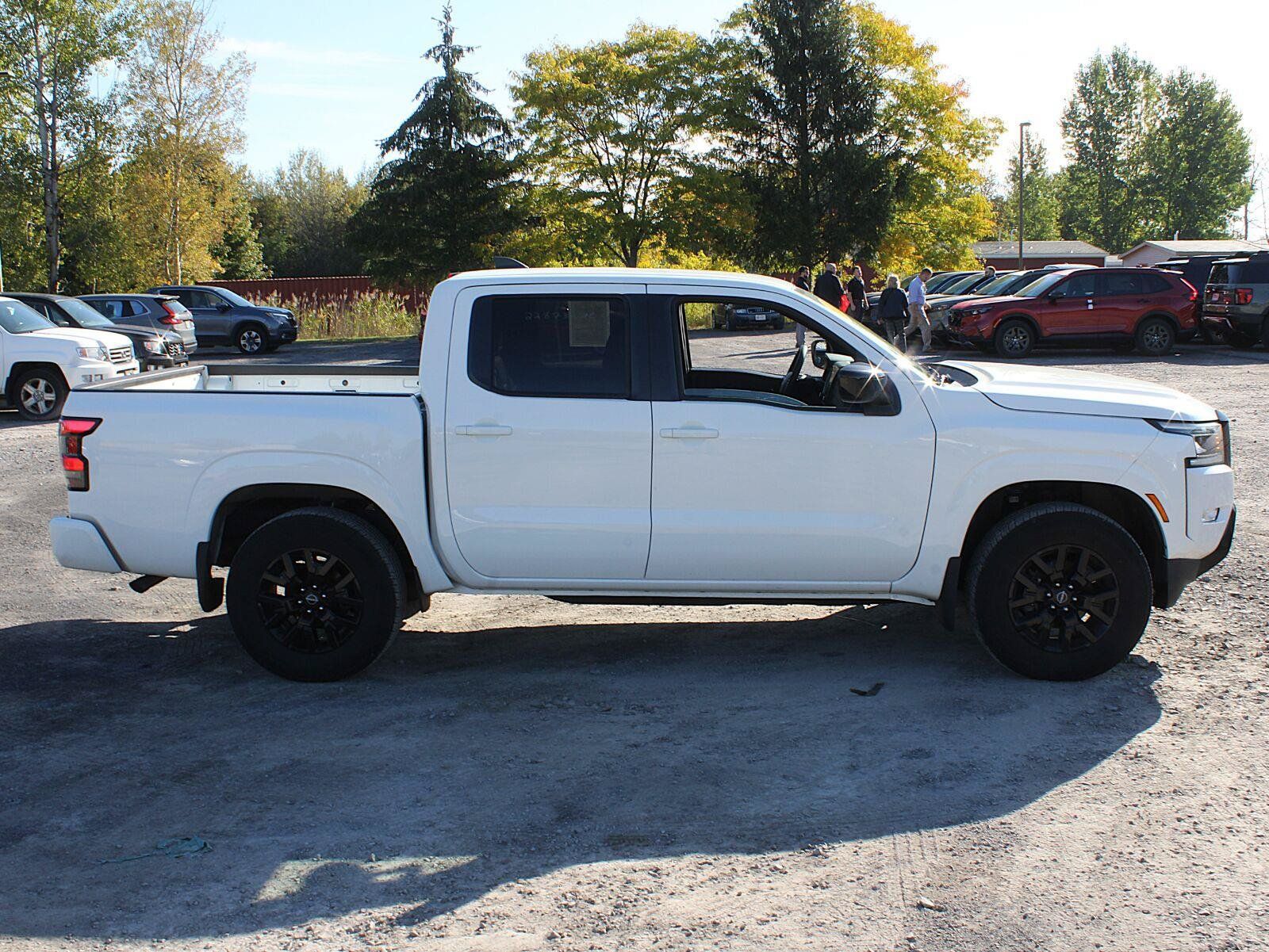 Used 2023 Nissan Frontier SV w/ Midnight Edition Package AWD/4WD image 4