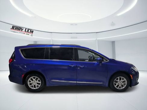 Used 2020 Chrysler Pacifica Touring-L FWD image 2