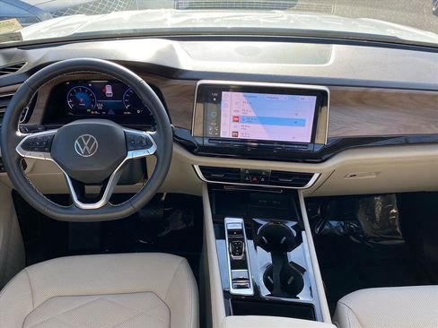 Certified 2024 Volkswagen Atlas SE w/ Panoramic Sunroof Package image 11