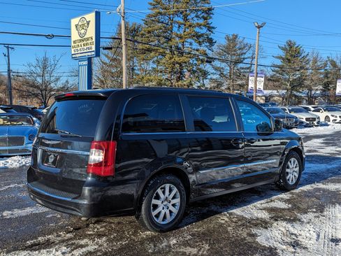 Used 2013 Chrysler Town & Country Touring image 7