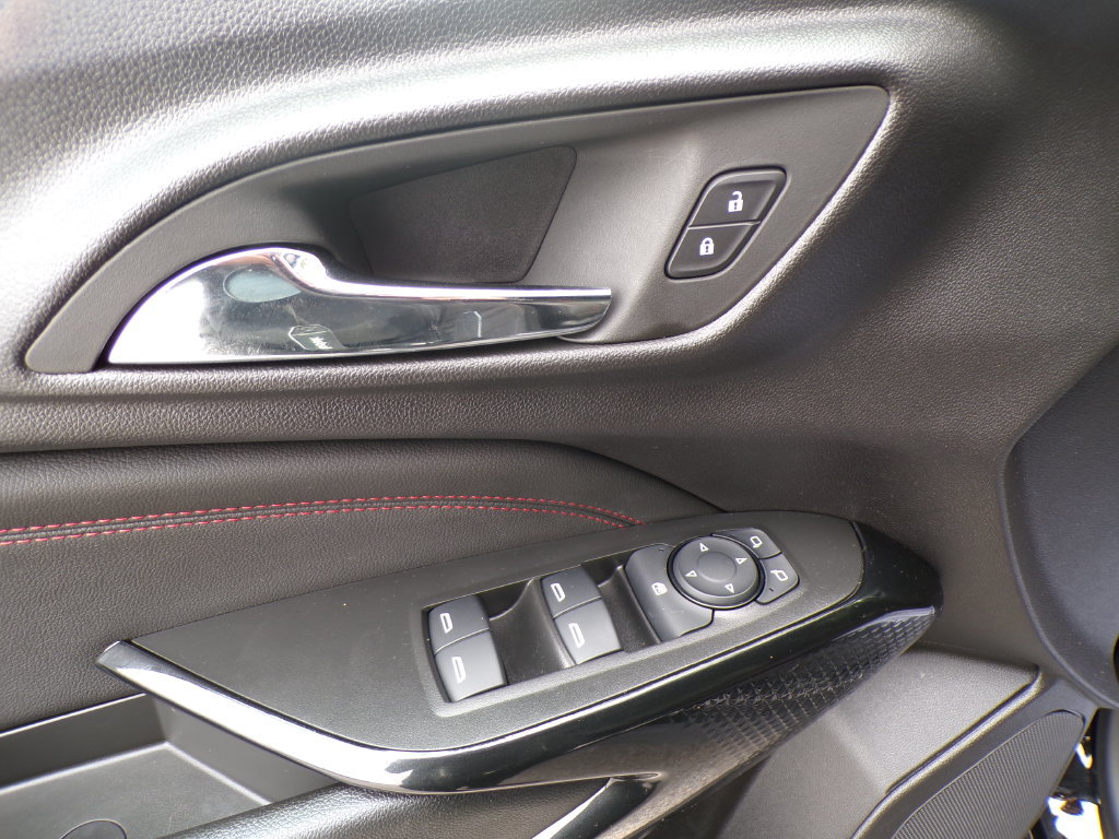Used 2025 Chevrolet Trax RS w/ Sunroof Package FWD image 24