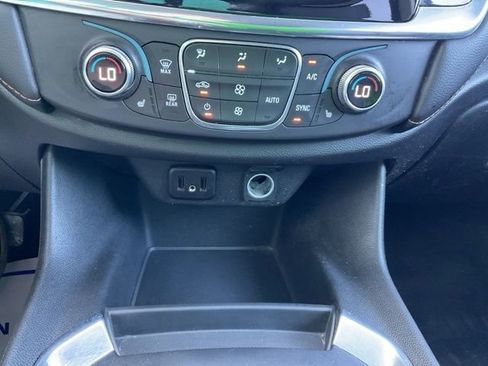 Used 2019 Chevrolet Traverse LT FWD image 31