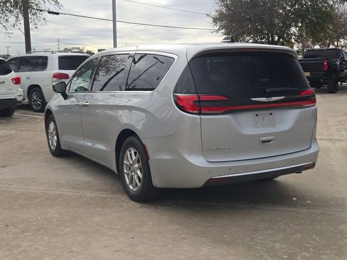 Used 2024 Chrysler Pacifica Touring-L image 5