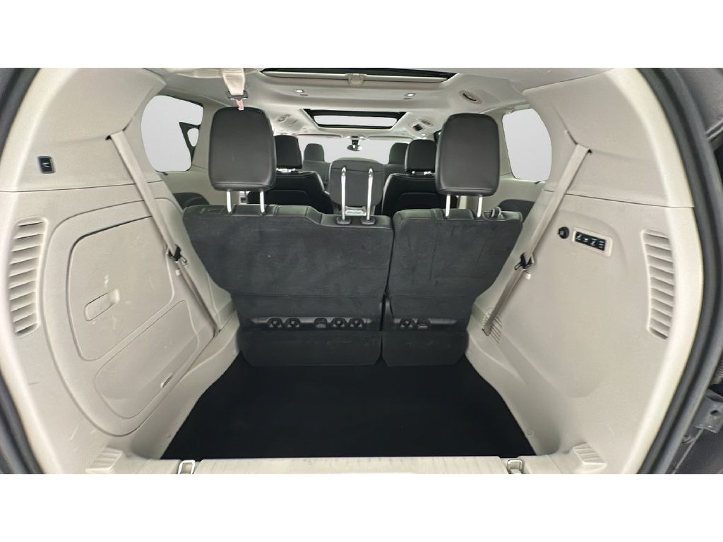 Used 2018 Chrysler Pacifica Limited w/ Tire & Wheel Group FWD image 22