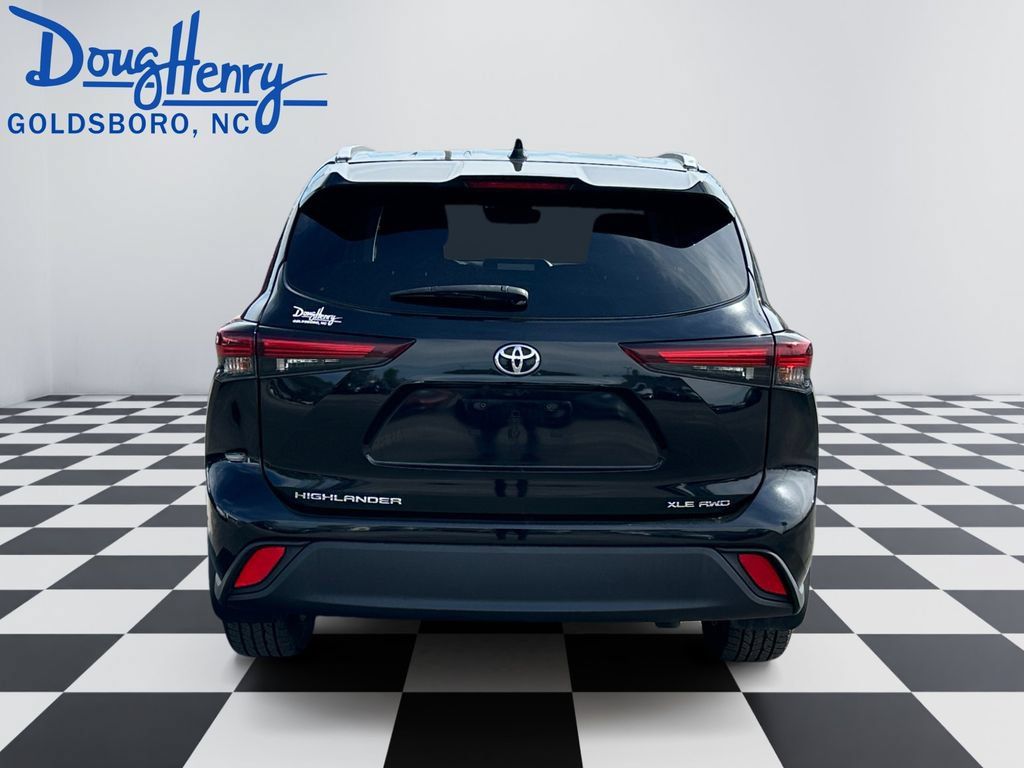 Used 2024 Toyota Highlander XLE AWD/4WD image 4