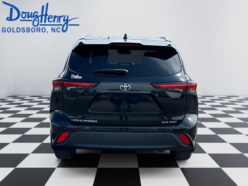 Used 2024 Toyota Highlander XLE AWD/4WD image 4