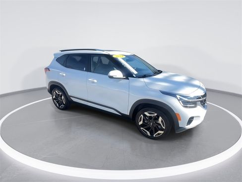 Used 2024 Kia Seltos SX w/ SX Sunroof Package image 2