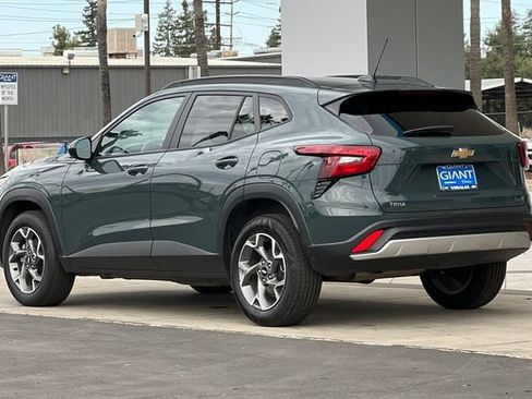 Used 2025 Chevrolet Trax LT FWD image 6
