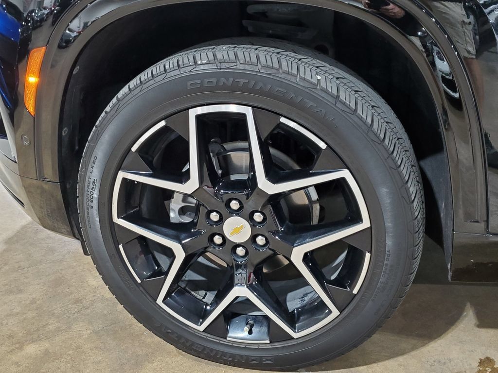 Used 2025 Chevrolet Traverse High Country FWD image 43
