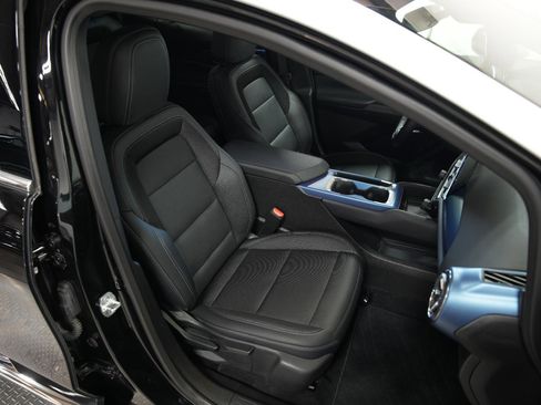 Used 2025 Chevrolet Equinox EV LT w/ Convenience Package image 16