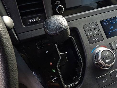 Used 2020 Toyota Sienna L image 15