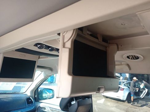 Used 2014 Chrysler Town & Country Touring image 14
