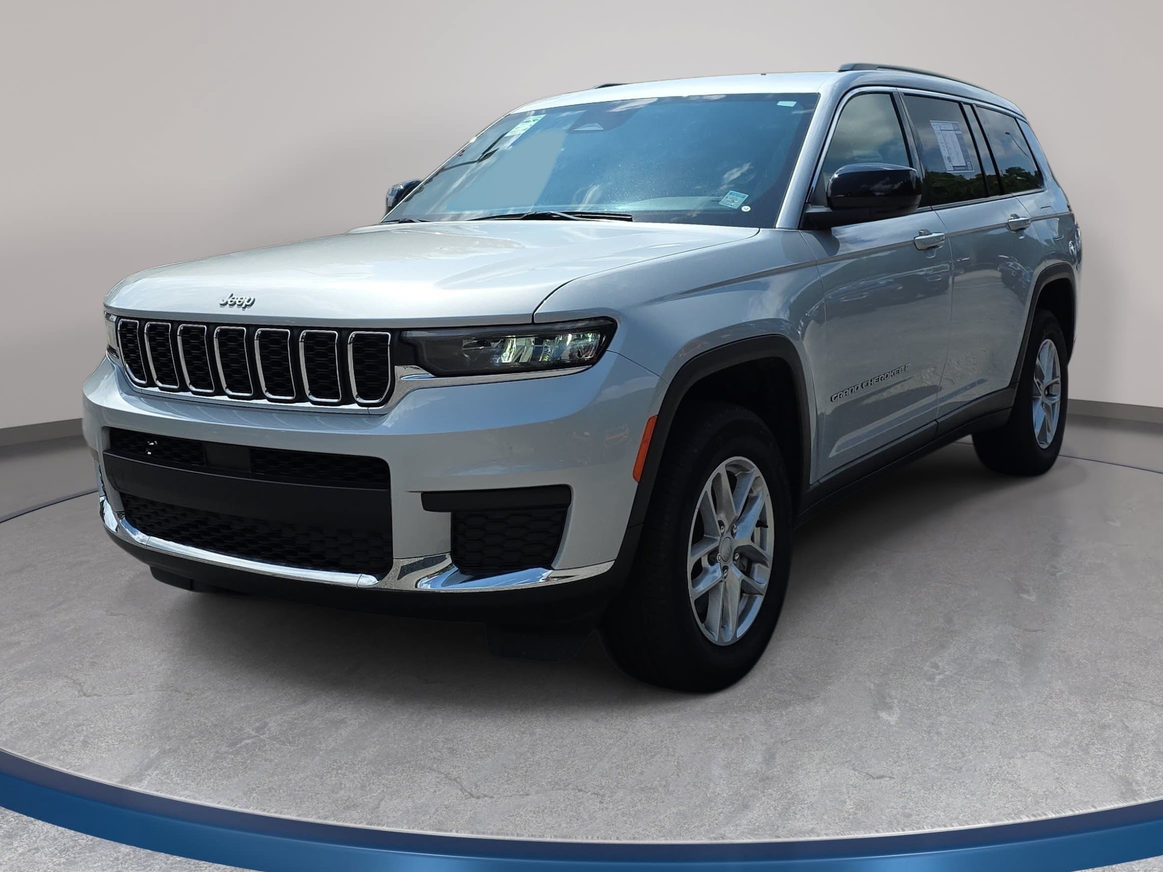 Used 2025 Jeep Grand Cherokee L Laredo w/ Trailer Tow Package AWD/4WD image 1