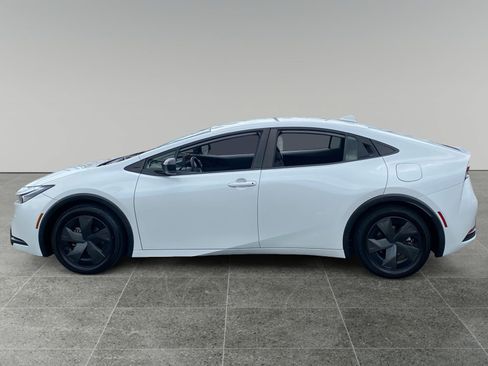 Used 2023 Toyota Prius LE FWD image 2