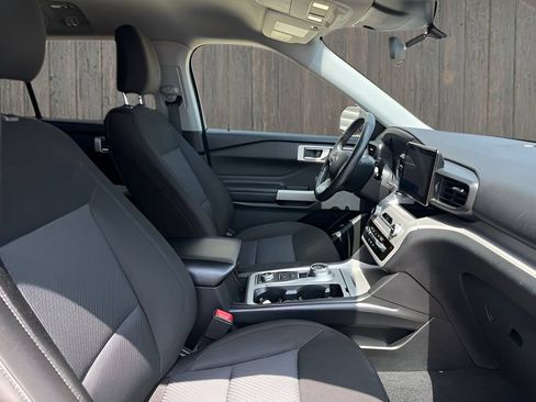 Used 2024 Ford Explorer XLT AWD/4WD image 12