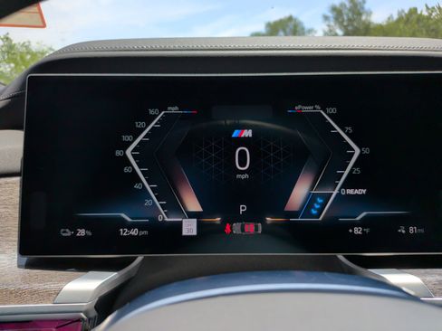 Certified 2025 BMW i7 eDrive50 w/ M Sport Package RWD image 16