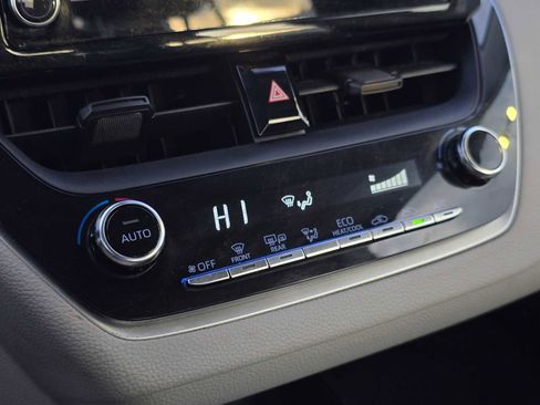 Used 2020 Toyota Corolla LE image 30