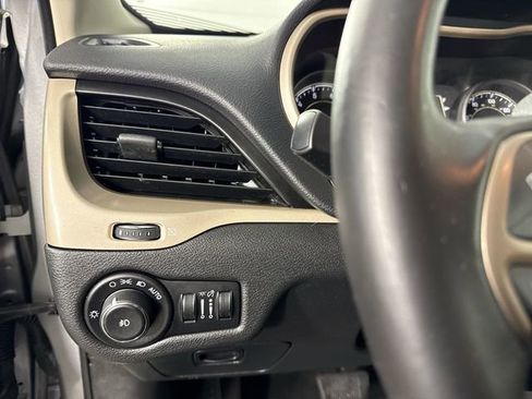 Used 2016 Jeep Cherokee Latitude w/ Cold Weather Group AWD/4WD image 15