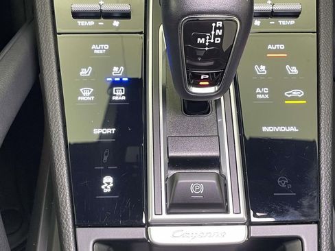 Used 2023 Porsche Cayenne Platinum Edition image 34