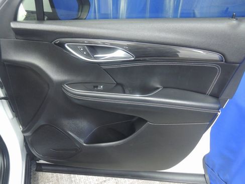 Used 2023 Buick Envision Essence image 32