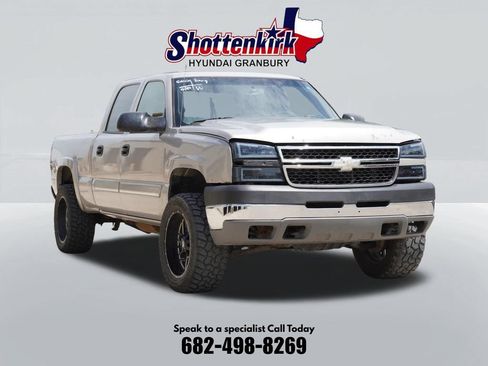 Used 2005 Chevrolet Silverado 2500 LS w/ Heavy-Duty Power Package AWD/4WD image 3