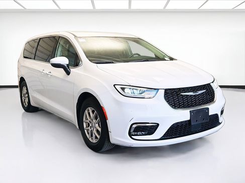 Used 2023 Chrysler Pacifica Touring-L image 3