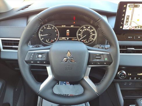 New 2025 Mitsubishi Outlander SE image 21