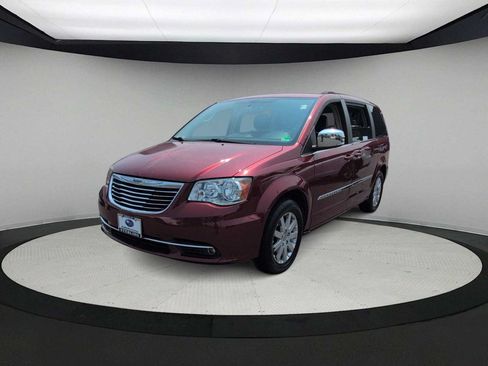 Used 2011 Chrysler Town & Country Touring-L w/ Entertainment Group #2 FWD image 4