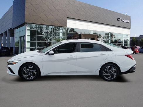 Certified 2025 Hyundai Elantra SEL FWD image 3