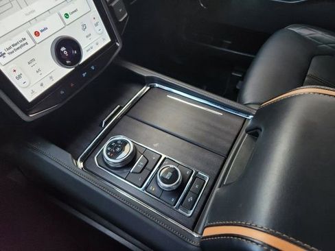 Used 2024 Ford Expedition Platinum image 18