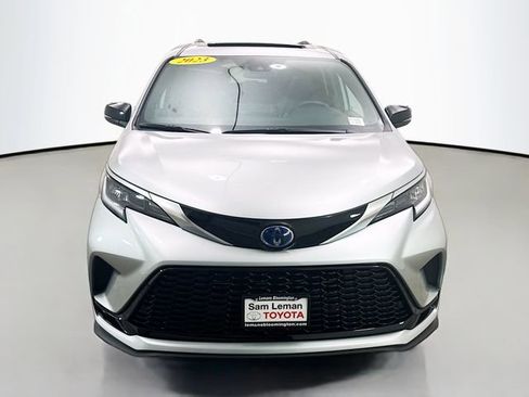 Used 2023 Toyota Sienna XSE AWD/4WD image 2