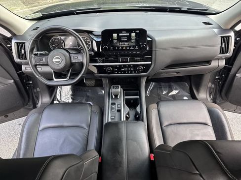 Used 2024 Nissan Pathfinder SL FWD image 9