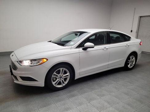 Used 2018 Ford Fusion SE FWD image 2