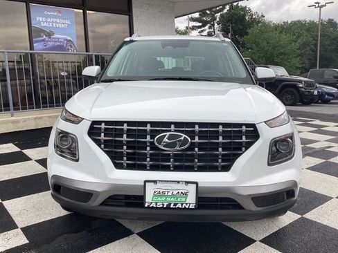 Used 2025 Hyundai Venue SEL FWD image 3