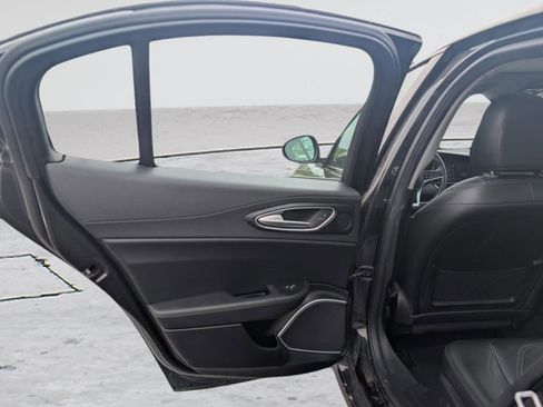Used 2019 Alfa Romeo Giulia AWD image 17